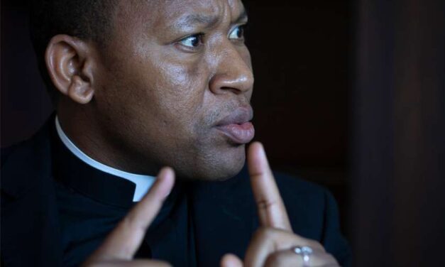 SACERDOTE NIGERIANO RELATA MOMENTOS TRISTES COM OS MILITANTES — UN PRETRE NIGERIAN RACONTE DES MOMENTS TRISTES AVEC LES MILITANTS — NIGERIA PRIEST RECOUNTS SAD MOMENTS WITH THE MILITANTS