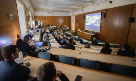 UN FILM D’EWTN SUR UN PRETRE CATHOLIQUE CACHE REÇOIT LA BENEDICTION PAPALE—EWTN FILM ON CATHOLIC PRIEST IN HIDING RECEIVES PAPAL BLESSING—FILME DA EWTN SOBRE PADRE CATÓLICO ESCONDIDO RECEBE BÊNÇÃO PAPAL