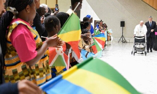 Le Pape François reconnaît le talent, les ambitions et les rêves des enfants africains — Pope Francis recognizes the talent, ambitions and dreams of African children — Papa Francisco reconhece talento, ambições e sonhos das crianças africanas