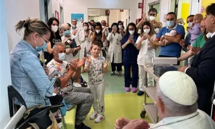 PAPA FRANCISCO TEM ALTA DO HOSPITAL—LE PAPE FRANÇOIS SORT DE L’HÔPITAL—POPE FRANCIS DISCHARGED FROM THE HOSPITAL