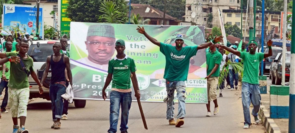 LA VIOLENCE LORS DES ÉLECTIONS AU NIGERIA SE RÉPLIQUE EN SIERRA LEONE—VIOLÊNCIA NAS ELEIÇÕES NA NIGÉRIA REPLICA NA SERRA LEOA—VIOLENCE IN ELECTIONS IN NIGERIA REPLICATES IN SIERRA LEON