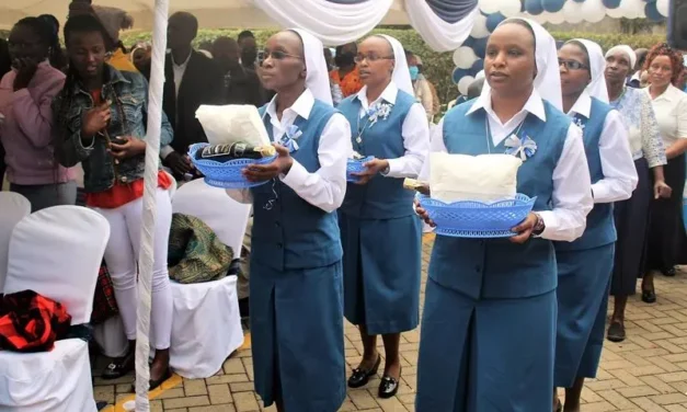 « MARCHER AVEC LE PAPE FRANÇOIS ; UN SIMPLE LIVRE SUR LE PAPE —« CAMINHANDO COM O PAPA FRANCISCO; UM LIVRO SIMPLES SOBRE O PAPA —« WALKING WITH POPE FRANCIS; A SIMPLE BOOK ON THE POPE