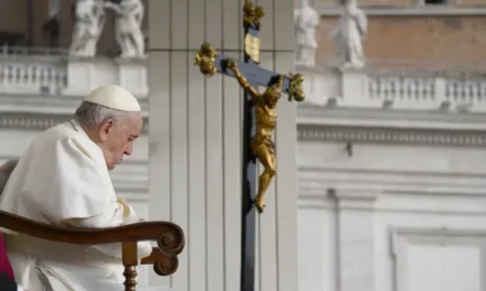 LE PAPE PRIE POUR UNE PLUS JEUNE FILLE — O PAPA REZA POR UMA MENINA —THE POPE PRAYS FOR A YOUNGER GIRL