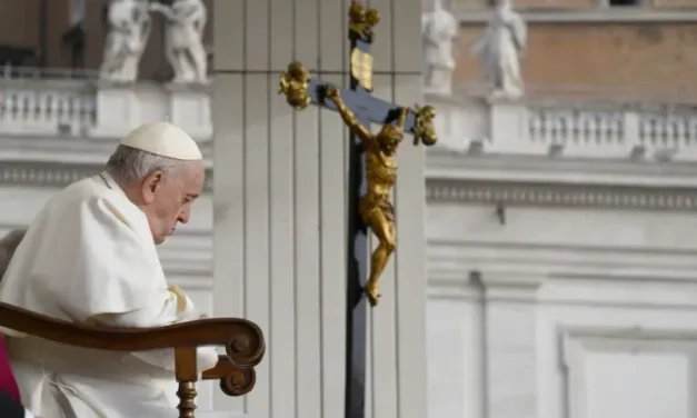 LE PAPE PRIE POUR UNE PLUS JEUNE FILLE — O PAPA REZA POR UMA MENINA —THE POPE PRAYS FOR A YOUNGER GIRL