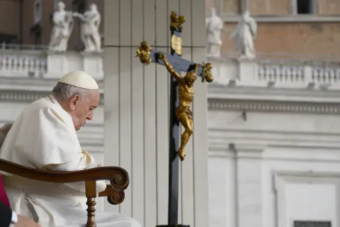 LE PAPE PRIE POUR UNE PLUS JEUNE FILLE — O PAPA REZA POR UMA MENINA —THE POPE PRAYS FOR A YOUNGER GIRL