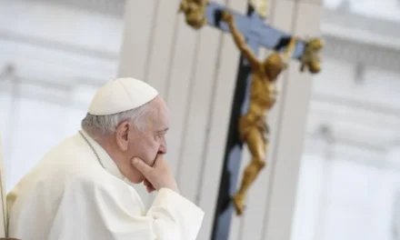 PAPA FRANCISCO SE RECUPERA DE CIRURGIA ABDOMINAL —POPE FRANCIS RECOVERING FROM ABDOMINAL SURGERY—LE PAPE FRANÇOIS SE REMET D’UNE CHIRURGIE ABDOMINALE