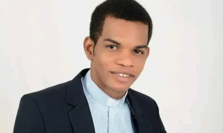 Prêtre nigérian libéré après deux jours de captivité — Nigerian Priest Released After Two Days of Captivity — Padre nigeriano libertado após dois dias de cativeiro