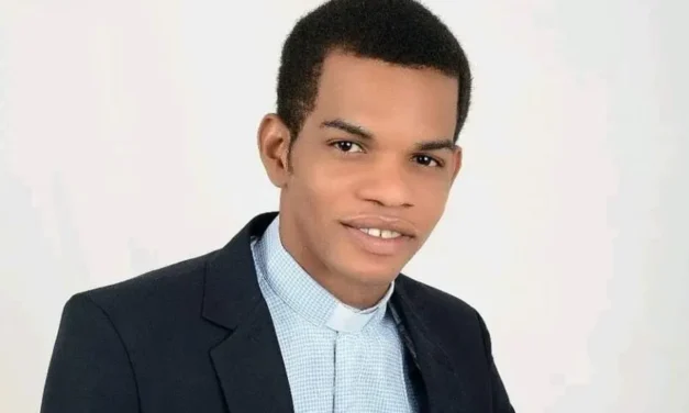 Prêtre nigérian libéré après deux jours de captivité — Nigerian Priest Released After Two Days of Captivity — Padre nigeriano libertado após dois dias de cativeiro