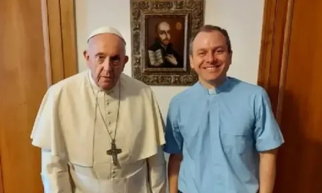 UN PRETRE ARGENTIN EST LE NOUVEAU SECRETAIRE PERSONNEL DU PAPE FRANÇOIS — ARGENTINE PRIEST IS POPE FRANCIS’ NEW PERSONAL SECRETARY — SACERDOTE ARGENTINO É O NOVO SECRETÁRIO PESSOAL DO PAPA FRANCISCO