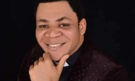 PADRE NIGERIANO RAPTADO REGRESSA —UN PRÊTRE NIGÉRIAN KIDNAPPÉ REVIENT—KIDNAPPED NIGERIAN PRIEST RETURNS