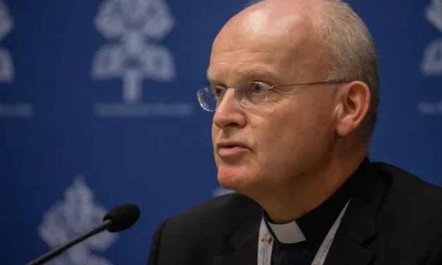 DELEGADO SINODAL ALEMÃO LEVANTA A VOZ —- LE DELEGUE SYNODAL ALLEMAND ELEVE LA VOIX —-GERMAN SYNOD DELEGATE RAISES HIS VOICE