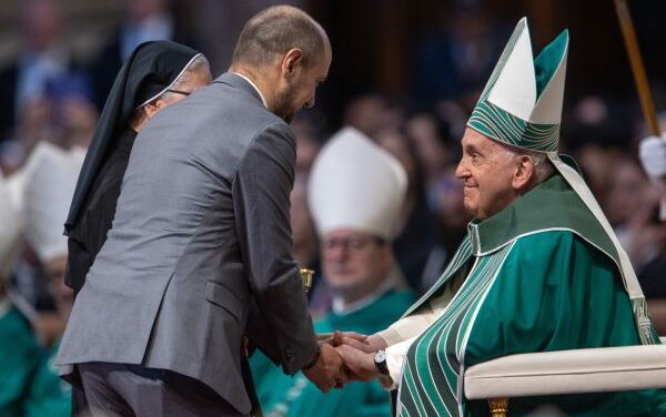 LE PAPE INTERVIENT A LA MESSE DE CLOTURE DU SYNODE — O PAPA DISCURSA NA MISSA DE ENCERRAMENTO DO SÍNODO — THE POPE SPEAKS AT THE CLOSING MASS OF THE SYNOD