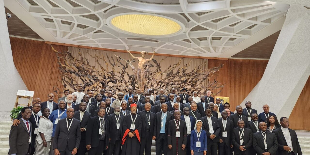 CARTA DA XVI ASSEMBLÉIA GERAL ORDINÁRIA DO SÍNODO DOS BISPOS AO POVO DE DEUS…LETTRE DE LA XVI ASSEMBLÉE GÉNÉRALE ORDINAIRE DU SYNODE DES ÉVÊQUES AU PEUPLE DE DIEU…LETTER OF THE XVI ORDINARY GENERAL ASSEMBLY OF THE SYNOD OF BISHOPS TO THE PEOPLE OF GOD.