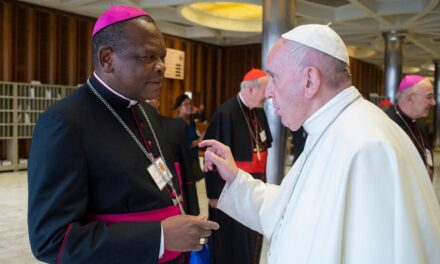 CARDEAL FRIDOLIN AMBONGO BESUNGU FALA NA ARENA SINODAL — LE CARDINAL FRIDOLIN AMBONGO BESUNGU S’EXPRIME DEPUIS L’ARENE SYNODALE — CARDINAL FRIDOLIN AMBONGO BESUNGU SPEAKS FROM THE SYNOD ARENA