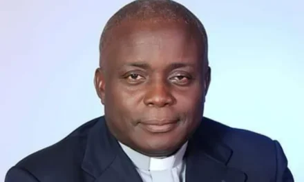 A DIOCESE DE AHIARA, NA NIGÉRIA, FINALMENTE CONSEGUIU UM BISPO —- LE DIOCESE D’AHIARA AU NIGERIA A ENFIN UN EVEQUE —- AHIARA DIOCESE IN NIGERIA FINALLY GOT A BISHOP