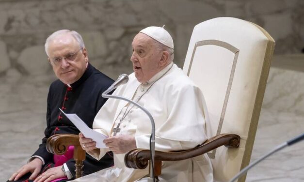 LES CHRETIENS N’ONT PAS BESOIN DE VIVRE DANS LE PASSE, A DECLARE LE PAPE FRANÇOIS — OS CRISTÃOS NÃO PRECISAM VIVER NO PASSADO, DISSE O PAPA FRANCISCO — CHRISTIANS DON’T NEED TO LIVE IN THE PAST, SAID POPE FRANCIS.