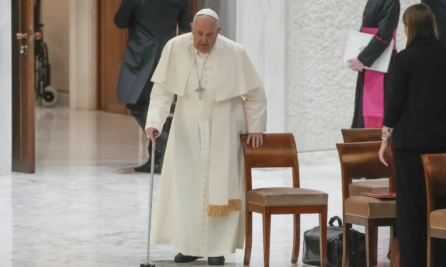 BURY ME IN ROME, NOT THE VATICAN, SAYS POPE — ENTERREZ-MOI A ROME, PAS AU VATICAN, DIT LE PAPE — ENTERRE-ME EM ROMA, NÃO NO VATICANO, DIZ PAPA