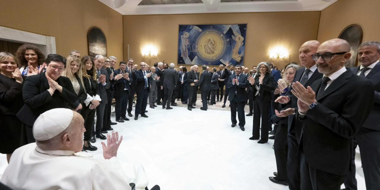 POPE FRANCIS WELCOMES GEMELLI MEDICAL TEAMS TO THE VATICAN,