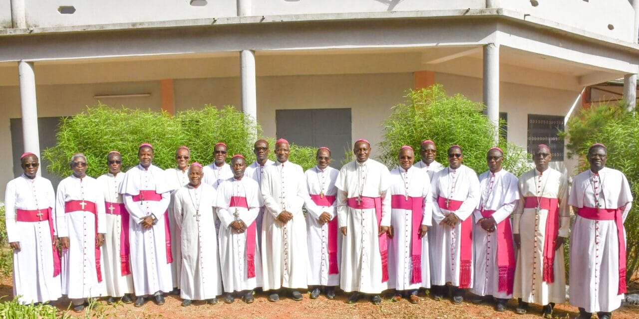 Les évêques de la Conférence Episcopale Burkina-Niger effectuent leur deuxième Assemblée Plénière Ordinaire (APO) au grand Séminaire St Pierre Claver de Koumi. Consacrée aux séminaires, cette APO a connu la présence du nouveau Nonce Apostolique au Burkina et au Niger.