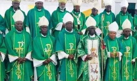 Les évêques catholiques du Ghana réclament un audit après des contenus LGBTQ dans un manuel scolaire