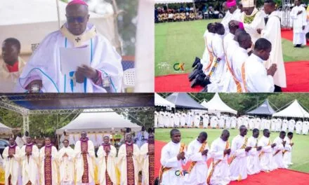 L’Archevêque de l’Archidiocèse catholique de Kumasi, au Ghana, a exhorté les huit prêtres et trois diacres qu’il a ordonnés à demeurer fidèles à leur identité catholique, les mettant en garde contre la tentation de rechercher une puissance spirituelle en dehors du Christ ou d’imiter de « faux pasteurs et faux prophètes ».