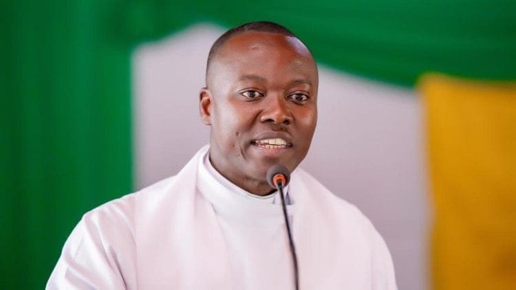 près Dei Verbum et Lumen Gentium (Lumière des nations), Léon XIV propose aux fidèles lors des audiences générales du mercredi, depuis le 20 mai dernier, une relecture de la Constitution liturgique, Sacrosanctum Concilium. Nous vous invitons à redécouvrir ce texte fondamental du Concile Vatican II, qui appelle à la participation pleine, consciente et active de tous les fidèles à la liturgie, avec le prêtre ivoirien Alain-Pierre Yao.