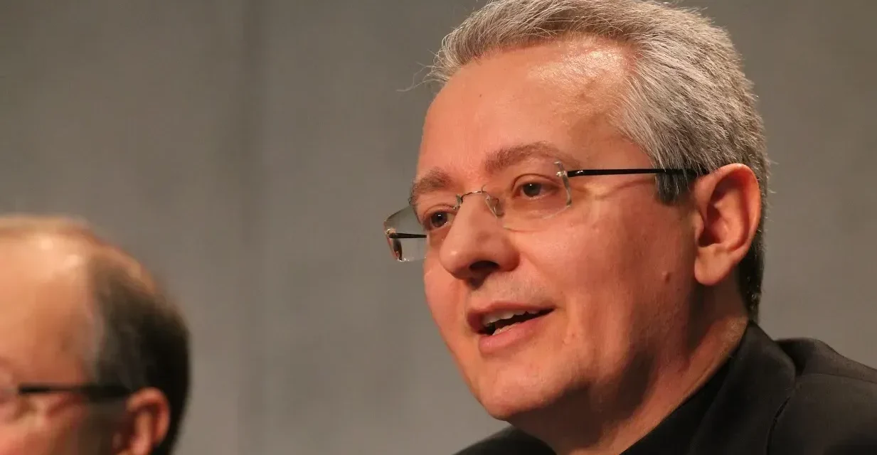Le pape François a nommé lundi Mgr Diego Giovanni Ravelli comme prochain maître des cérémonies pour les liturgies papales, en remplacement de Mgr Guido Marini, qui a occupé ce poste pendant 14 ans.