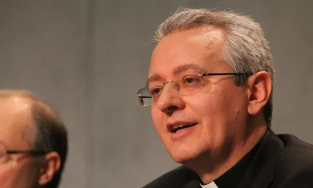 Le pape François a nommé lundi Mgr Diego Giovanni Ravelli comme prochain maître des cérémonies pour les liturgies papales, en remplacement de Mgr Guido Marini, qui a occupé ce poste pendant 14 ans.