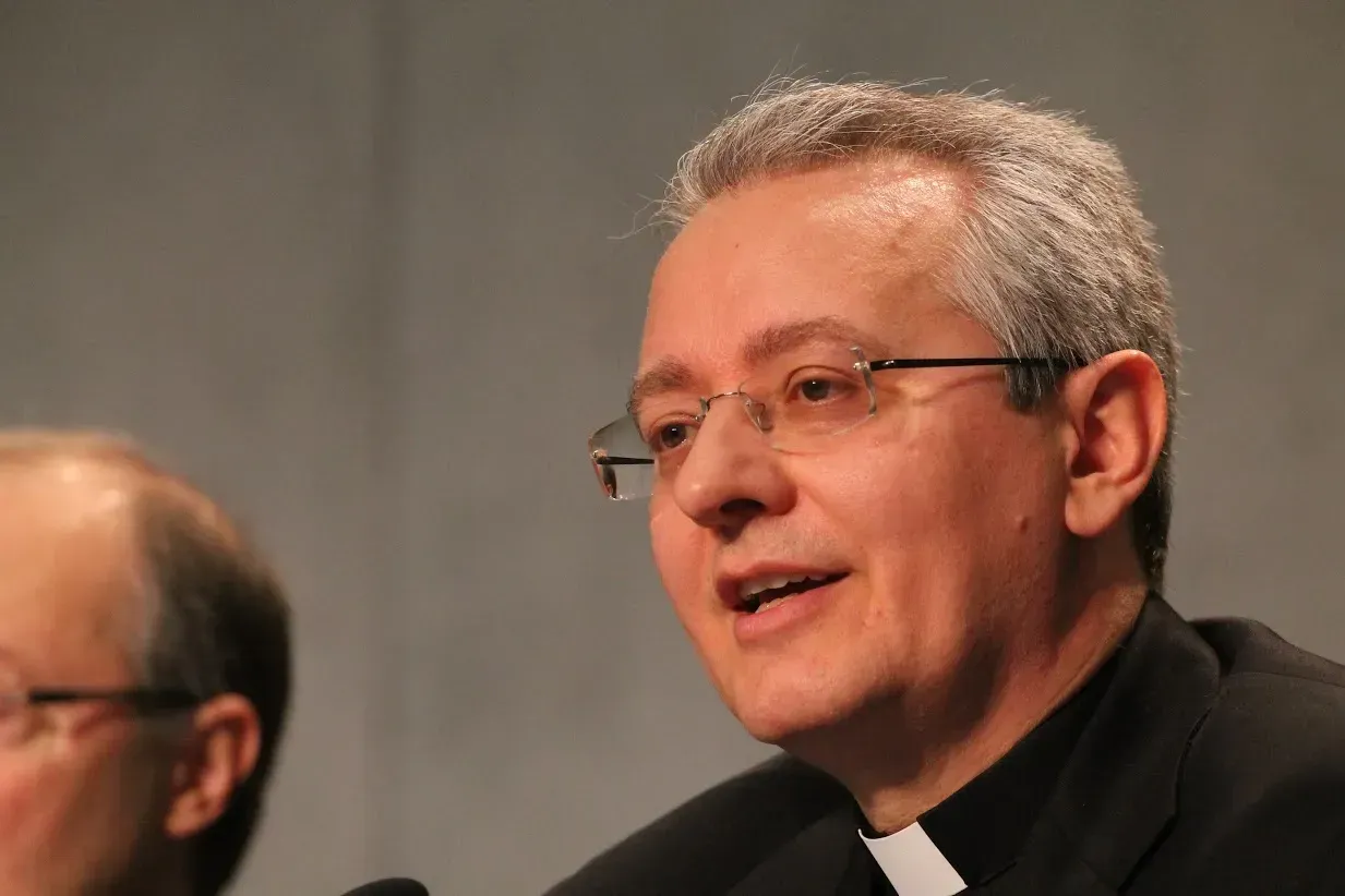 Le pape François a nommé lundi Mgr Diego Giovanni Ravelli comme prochain maître des cérémonies pour les liturgies papales, en remplacement de Mgr Guido Marini, qui a occupé ce poste pendant 14 ans.