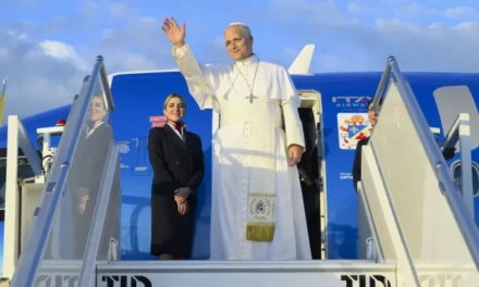  Le Pape Léon XIV est arrivé en France vendredi pour une visite de quatre jours dans ce pays. Son premier jour, particulièrement chargé, comprend des étapes au siège de l’UNESCO, à la cathédrale Notre-Dame de Paris et au stade national, où il participera à une veillée de prière avec 80 000 jeunes. Léon XIV est le premier pape à se rendre à Paris depuis le Pape Benoît XVI en 2008.