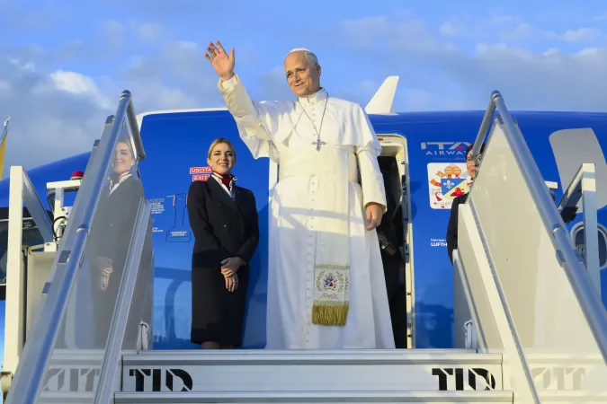 Le Pape Léon XIV est arrivé en France vendredi pour une visite de quatre jours dans ce pays. Son premier jour, particulièrement chargé, comprend des étapes au siège de l’UNESCO, à la cathédrale Notre-Dame de Paris et au stade national, où il participera à une veillée de prière avec 80 000 jeunes. Léon XIV est le premier pape à se rendre à Paris depuis le Pape Benoît XVI en 2008.