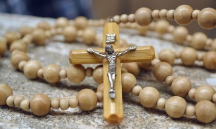 Un prêtre catholique ghanéen raconte avoir échappé à l’incendie de son véhicule et appelle à la dévotion au chapelet